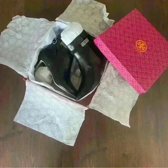 Tory Burch Ankle boot whit logo T hardware logo size 9 color black .worn once - Picture 4 of 9